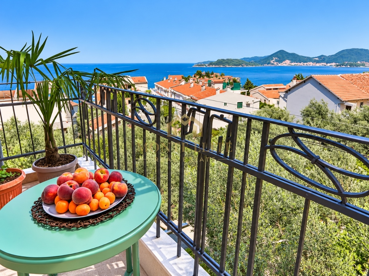 SVETI STEFAN – PENTHOUSE SA GALERIJOM, POGLEDOM NA MORE I ODLIČNIM POTENCIJALOM ZA IZDAVANJE