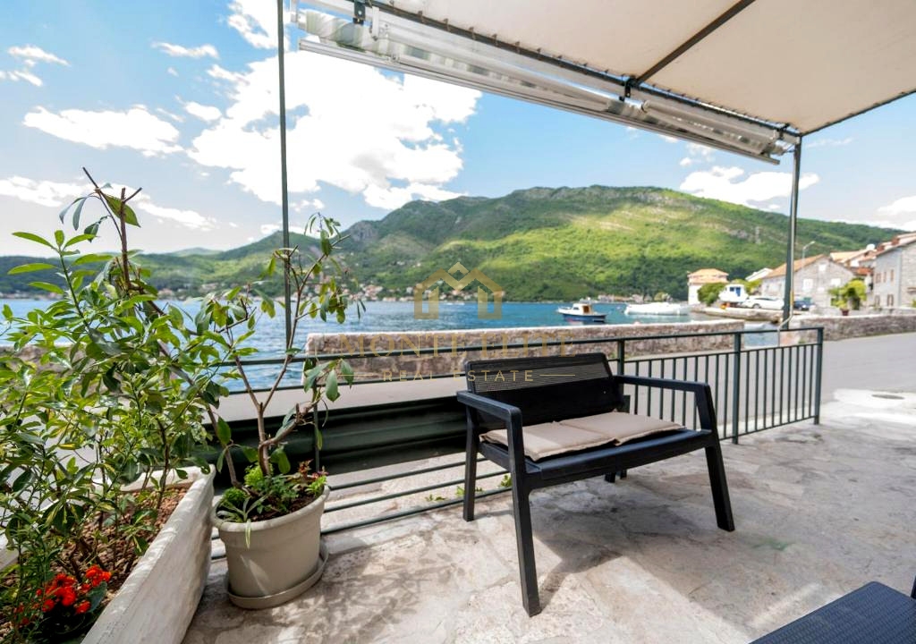 PRODAJE SE KAMENA KUĆA NA PRVOJ LINIJI DO MORA – LEPETANE, TIVAT